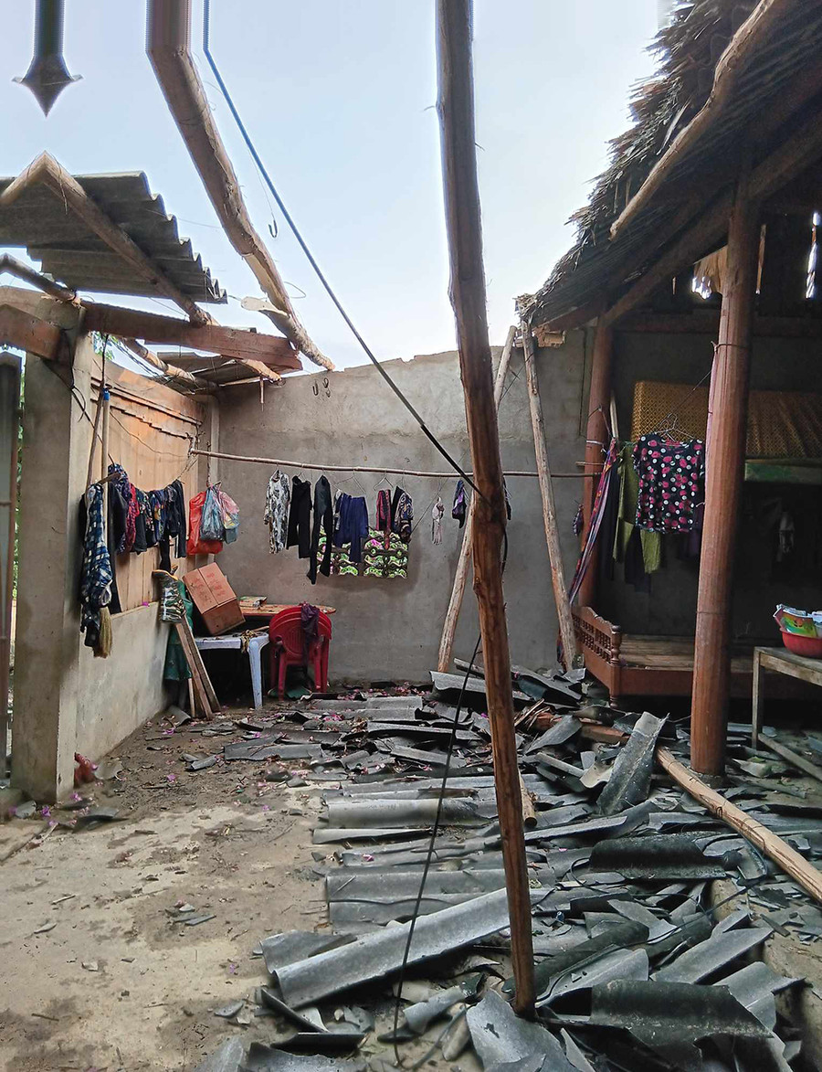 Mưa dông làm mảnh Fibro xi măng rơi xuống khiến 1 người bị thương. Mưa dông làm mảnh Fibro xi măng rơi xuống khiến 1 người bị thương.