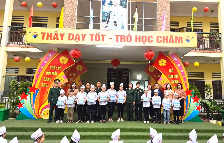 Các bác cựu chiến binh cùng lãnh đạo trường Tiểu học Thanh Miếu trao quà cho các em học sinh tại buổi sinh hoạt chủ điểm “Chiến thắng lịch sử Điện Biên Phủ lừng lẫy 5 châu, chấn động địa cầu” do Liên đội nhà trường tổ chức.