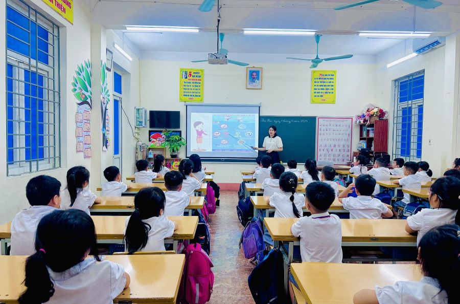 Tiết học của cô và trò Trường Tiểu học Gia Cẩm. Tiết học của cô và trò Trường Tiểu học Gia Cẩm.