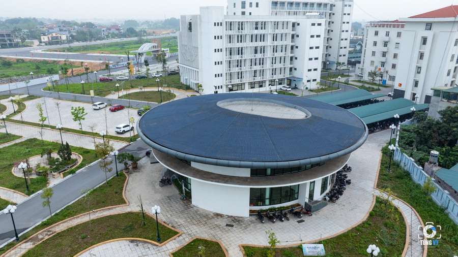 Thời điểm mới thành lập, Trường THPT Chuyên Hùng Vương có 6 lớp chuyên gồm hai môn Văn và môn Toán, chia làm ba khối 10, 11, 12 với 133 học sinh; số cán bộ giáo viên là 21 người, trong đó có 14 giáo viên, 7 cán bộ nhân viên. Sau hơn 40 năm phát triển, hiện Trường THPT Chuyên Hùng Vương có quy mô 51 lớp với 1.800 học sinh; trong đó có 470 học sinh ở ký túc xá nhà trường. Thời điểm mới thành lập, Trường THPT Chuyên Hùng Vương có 6 lớp chuyên gồm hai môn Văn và môn Toán, chia làm ba khối 10, 11, 12 với 133 học sinh; số cán bộ giáo viên là 21 người, trong đó có 14 giáo viên, 7 cán bộ nhân viên. Sau hơn 40 năm phát triển, hiện Trường THPT Chuyên Hùng Vương có quy mô 51 lớp với 1.800 học sinh; trong đó có 470 học sinh ở ký túc xá nhà trường.