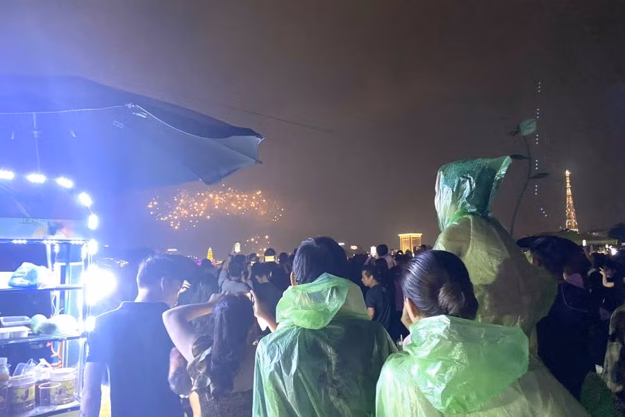 Người dân đội mưa xem bắn pháo hoa. Người dân đội mưa xem bắn pháo hoa.