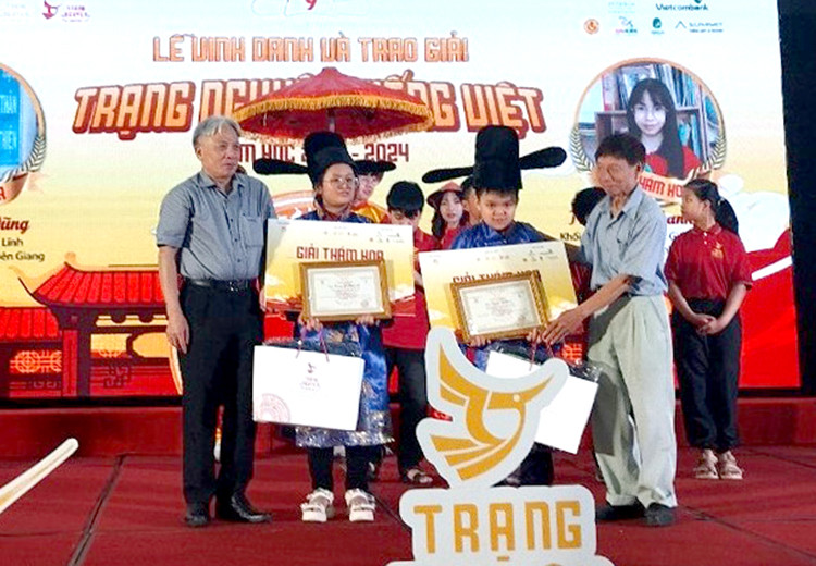 Ban tổ chức trao giải cho học sinh đạt giải Thám hoa. Ban tổ chức trao giải cho học sinh đạt giải Thám hoa.