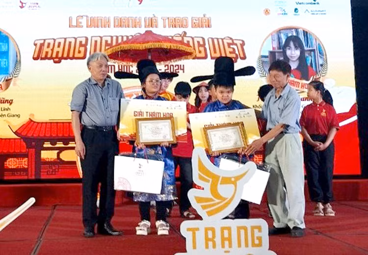 Ban tổ chức trao giải cho học sinh đạt giải Thám hoa.