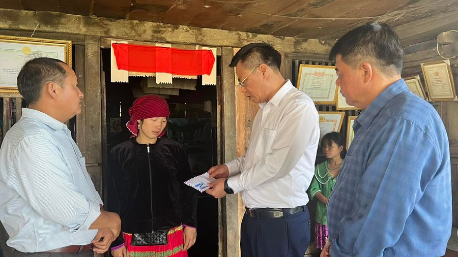 Lãnh đạo huyện Đồng Văn thăm hỏi, trao tiền hỗ trợ cho gia đình có người bị nạn.