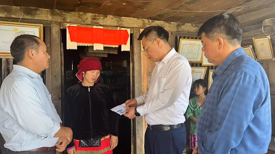 Lãnh đạo huyện Đồng Văn thăm hỏi, trao tiền hỗ trợ cho gia đình có người bị nạn.