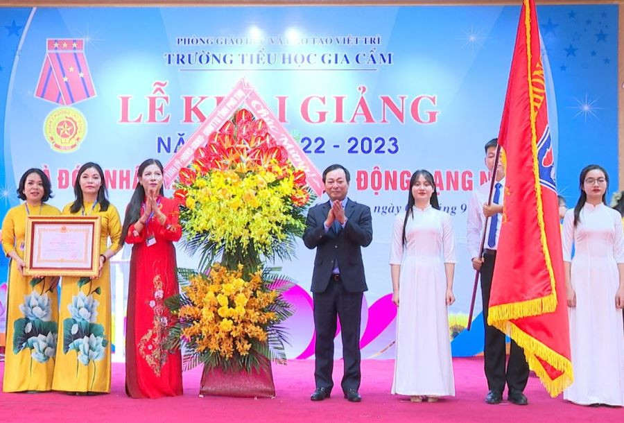 Thừa ủy quyền của Chủ tịch nước, ông Bùi Văn Quang - Chủ tịch UBND tỉnh Phú Thọ (bên phải) trao Huân chương Lao động hạng Nhất và tặng lẵng hoa tươi thắm cho Trường Tiểu học Gia Cẩm, thành phố Việt Trì. Thừa ủy quyền của Chủ tịch nước, ông Bùi Văn Quang - Chủ tịch UBND tỉnh Phú Thọ (bên phải) trao Huân chương Lao động hạng Nhất và tặng lẵng hoa tươi thắm cho Trường Tiểu học Gia Cẩm, thành phố Việt Trì.