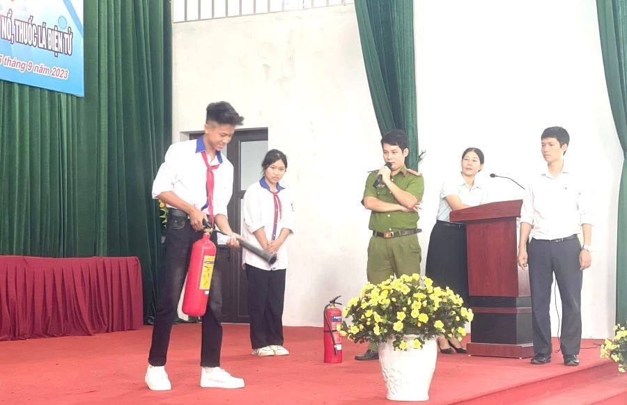 Học sinh trường THCS Chu Hóa tìm hiểu biện pháp phòng cháy chữa cháy. Học sinh trường THCS Chu Hóa tìm hiểu biện pháp phòng cháy chữa cháy.