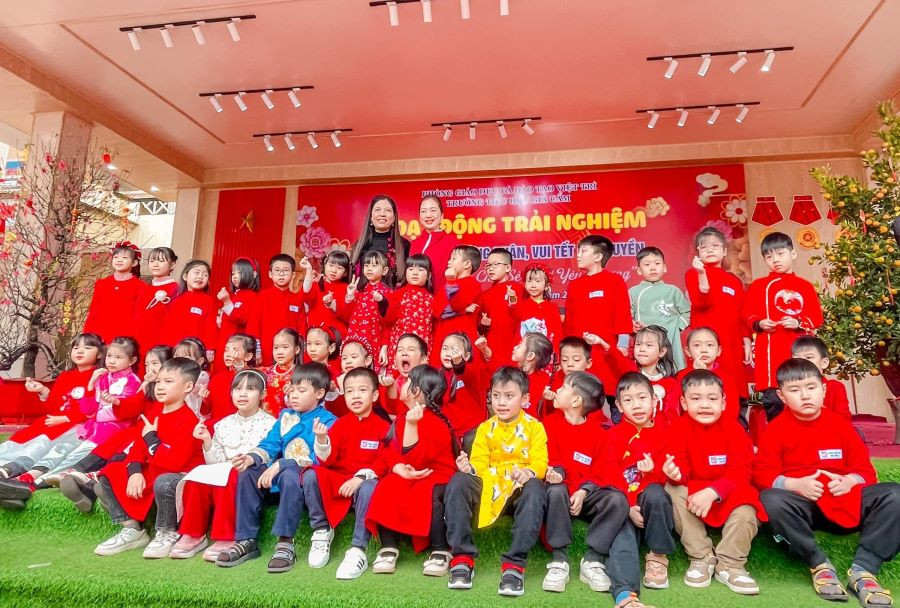 Cán bộ, giáo viên và học sinh Trường Tiểu học Gia Cẩm tại hoạt động trải nghiệm vui tết cổ truyền. Cán bộ, giáo viên và học sinh Trường Tiểu học Gia Cẩm tại hoạt động trải nghiệm vui tết cổ truyền.