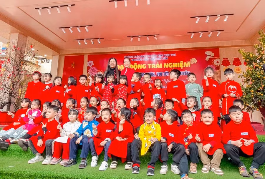 Cán bộ, giáo viên và học sinh Trường Tiểu học Gia Cẩm tại hoạt động trải nghiệm vui tết cổ truyền.