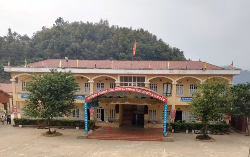 Trường PTDTBT TH&THCS La Phán Tẩn.