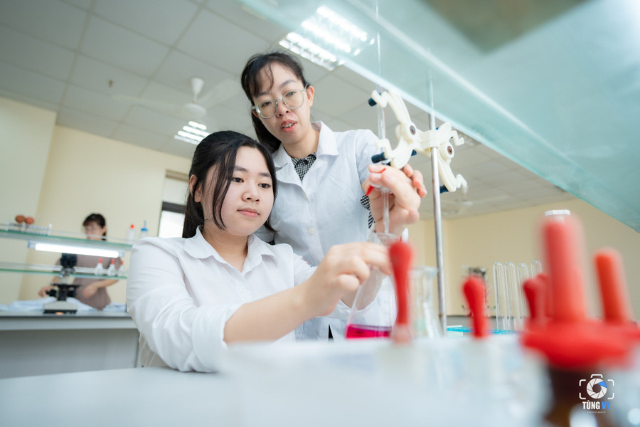 Trong năm học 2023 – 2024 này, với nhiều dấu ấn đặc biệt khi Trường THPT Chuyên Hùng Vương tiếp tục gặt hái được những thành tích rực rỡ với: 71 giải học sinh giỏi quốc gia; 7 học sinh dự thi vòng 2 chọn đội tuyển Olympic quốc tế, trong đó 2 em chính thức được chọn dự thi Olympic quốc tế; 12 học sinh lọt vào vòng chung kết cấp quốc gia cuộc thi Vô địch Tin học Văn phòng thế giới - Moswc 2024. Trong năm học 2023 – 2024 này, với nhiều dấu ấn đặc biệt khi Trường THPT Chuyên Hùng Vương tiếp tục gặt hái được những thành tích rực rỡ với: 71 giải học sinh giỏi quốc gia; 7 học sinh dự thi vòng 2 chọn đội tuyển Olympic quốc tế, trong đó 2 em chính thức được chọn dự thi Olympic quốc tế; 12 học sinh lọt vào vòng chung kết cấp quốc gia cuộc thi Vô địch Tin học Văn phòng thế giới - Moswc 2024.