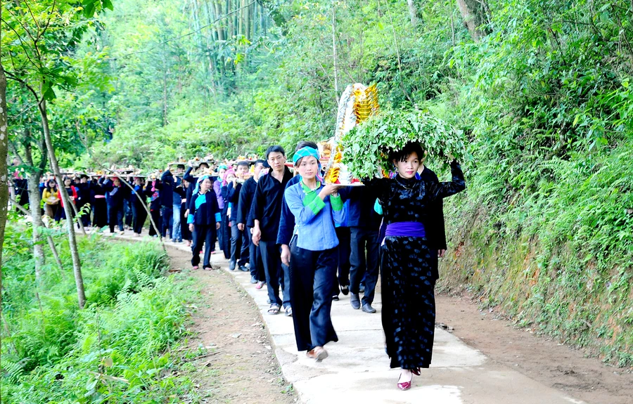 Lễ dâng hương miếu Ông, miếu Bà tại Lễ hội Chợ Phong lưu Khâu Vai. Ảnh: Kim Tiến