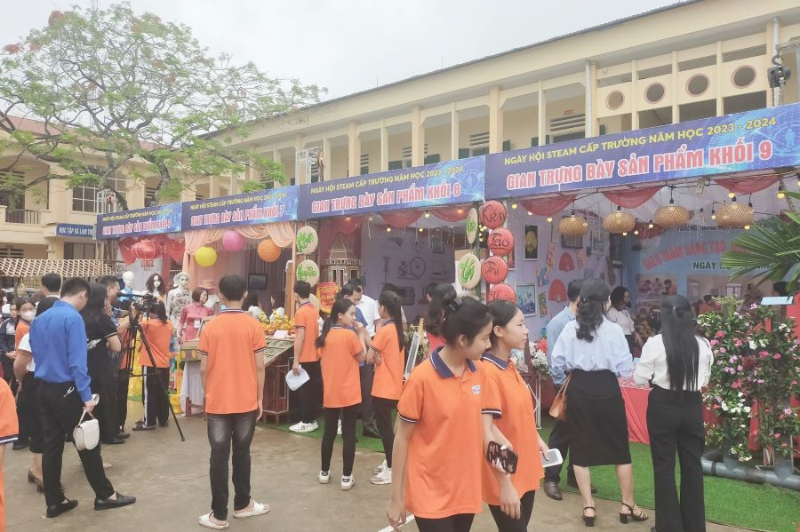 Tại &quot;Ngày hội Steam&quot; có 8 gian trưng bày sản phẩm; trong đó, 4 gian trưng bày của Trường Tiểu học Phù Ninh và 4 gian trưng bày của Trường THCS Phù Ninh.