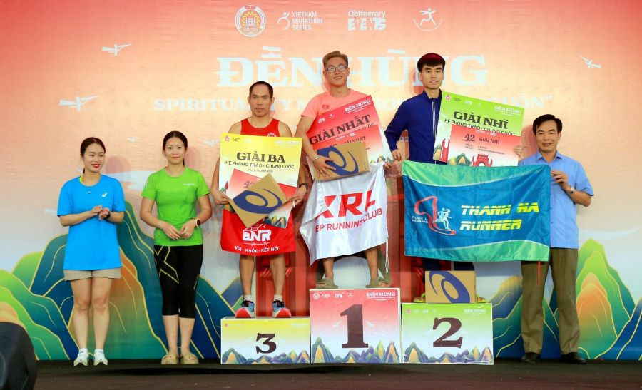 Đại diện Ban tổ chức trao giải cho các vận động viên xuất sắc hệ phong trào, cự ly 42km. Đại diện Ban tổ chức trao giải cho các vận động viên xuất sắc hệ phong trào, cự ly 42km.