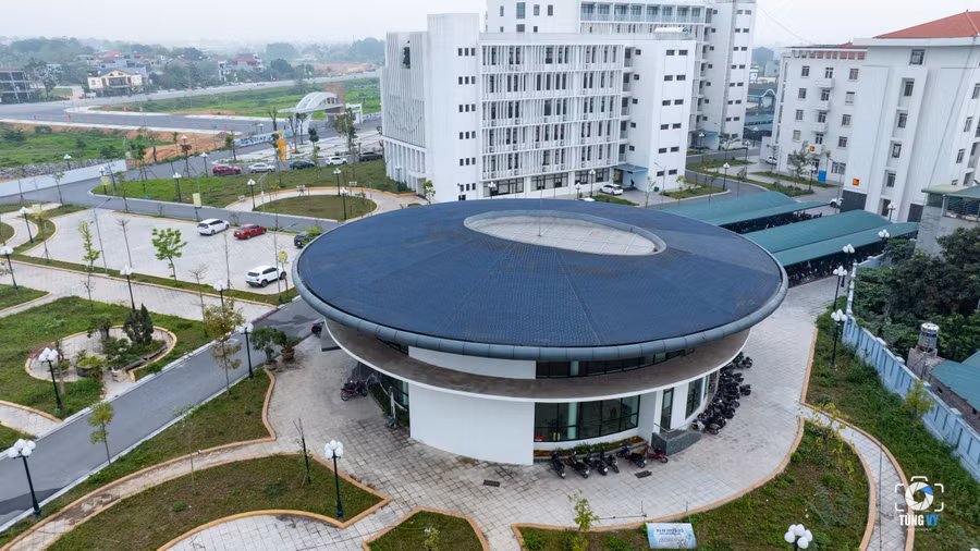 Thời điểm mới thành lập, Trường THPT Chuyên Hùng Vương có 6 lớp chuyên gồm hai môn Văn và môn Toán, chia làm ba khối 10, 11, 12 với 133 học sinh; số cán bộ giáo viên là 21 người, trong đó có 14 giáo viên, 7 cán bộ nhân viên. Sau hơn 40 năm phát triển, hiện Trường THPT Chuyên Hùng Vương có quy mô 51 lớp với 1.800 học sinh; trong đó có 470 học sinh ở ký túc xá nhà trường.