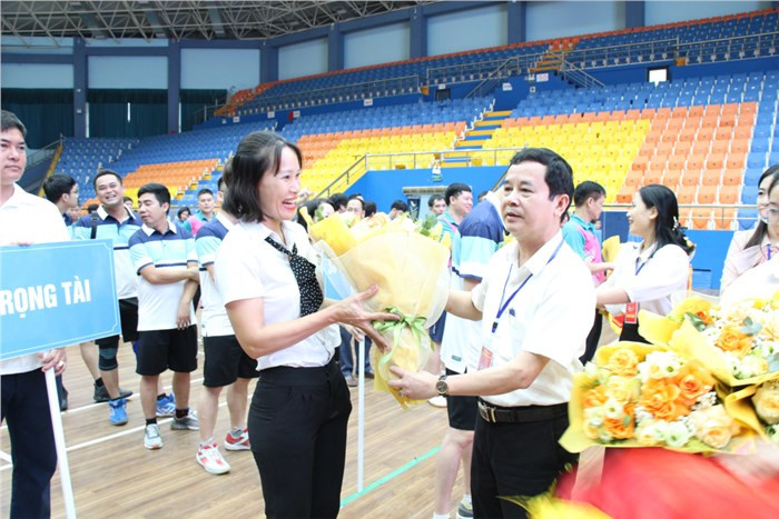 Ông Đặng Công Hòa - Phó Giám đốc Sở GD&ĐT Vĩnh Phúc trao hoa và cờ lưu niệm cho các đoàn đại diện các cụm thi đấu. Ông Đặng Công Hòa - Phó Giám đốc Sở GD&ĐT Vĩnh Phúc trao hoa và cờ lưu niệm cho các đoàn đại diện các cụm thi đấu.