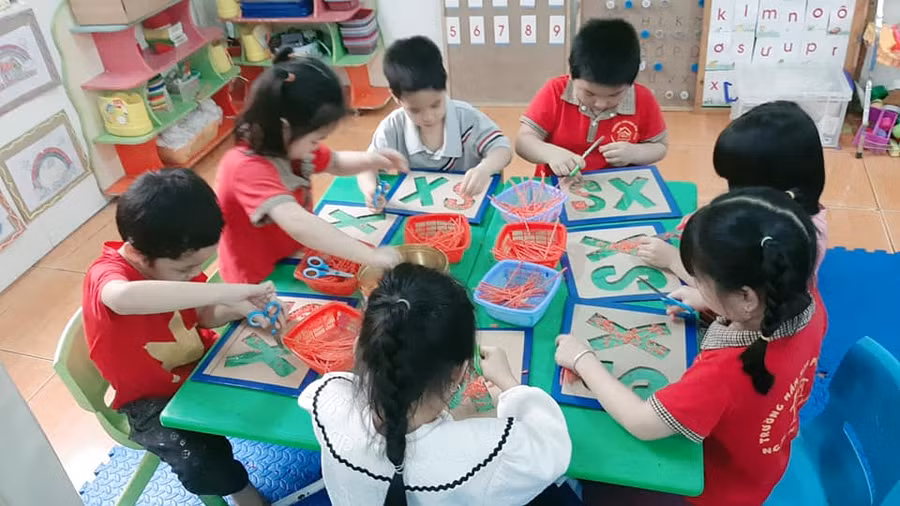 Các bé Trường Mầm non Phù Ninh có kỹ năng hoạt động nhóm tốt.