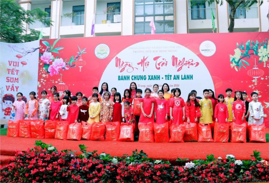 Lãnh đạo Trường Tiểu học Định Trung trao quà cho các em học sinh tại Ngày hội trải nghiệm "Bánh chưng xanh - Tết an lành". Lãnh đạo Trường Tiểu học Định Trung trao quà cho các em học sinh tại Ngày hội trải nghiệm "Bánh chưng xanh - Tết an lành".