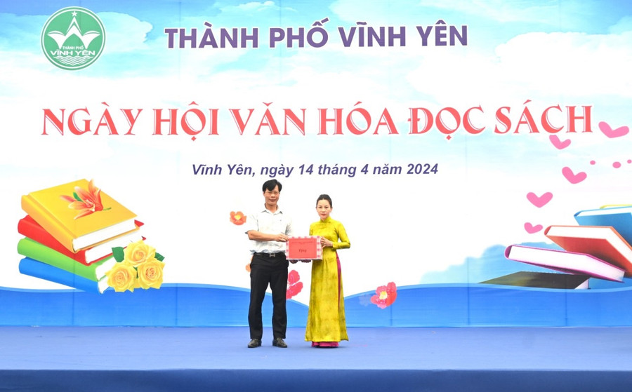 Ông Nguyễn Hoài Nam, Phó Bí thư Thường trực Thành ủy Vĩnh Yên trao tặng sách cho Thư viện thành phố.