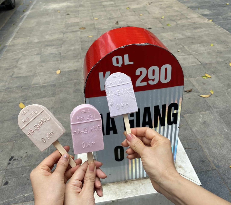 Kem hình cột mốc Hà Giang trở thành "cơn sốt" với cộng đồng du lịch. Kem hình cột mốc Hà Giang trở thành "cơn sốt" với cộng đồng du lịch.