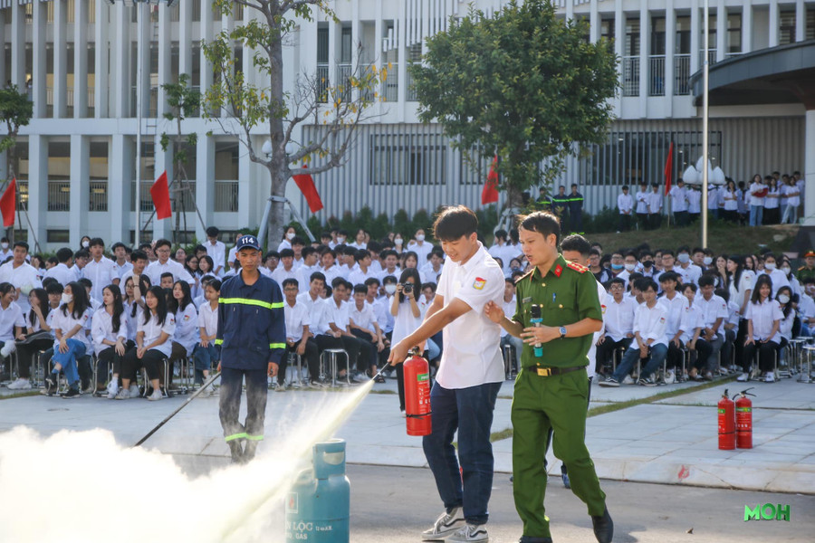 "Đó là những công dân tương lai được phát triển toàn diện, mạnh mẽ về trí lực, mạnh khỏe về thể chất, có lối sống đạo đức lành mạnh, có kỹ năng sống, có trách nhiệm với bản thân, gia đình và xã hội để đáp ứng được mọi yêu cầu trong giai đoạn hội nhập quốc tế của đất nước", Tiến sĩ Phạm Tuấn Anh cho biết thêm. "Đó là những công dân tương lai được phát triển toàn diện, mạnh mẽ về trí lực, mạnh khỏe về thể chất, có lối sống đạo đức lành mạnh, có kỹ năng sống, có trách nhiệm với bản thân, gia đình và xã hội để đáp ứng được mọi yêu cầu trong giai đoạn hội nhập quốc tế của đất nước", Tiến sĩ Phạm Tuấn Anh cho biết thêm.