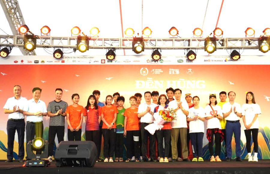 Ban tổ chức tặng hoa cho vận động viên tham dự giải chạy Đền Hùng Spirituality Marathon 2024.