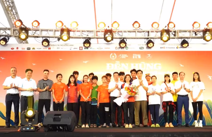 Ban tổ chức tặng hoa cho vận động viên tham dự giải chạy Đền Hùng Spirituality Marathon 2024.