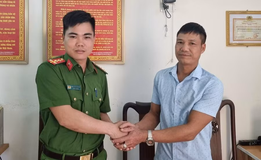 Gia đình người gặp nạn cảm ơn nghĩa cử cao đẹp của Đại úy Thương. (Ảnh: Công an tỉnh Tuyên Quang)