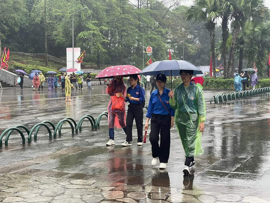 Lực lượng tình nguyện tích cực hỗ trợ người dân về dâng hương.