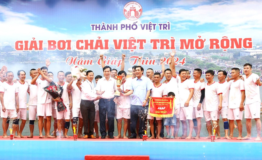 Ông Bùi Minh Châu - Bí thư Tỉnh ủy Phú Thọ và các đại biểu trao cup, phần thưởng giải Nhất cho đội bơi chải phường Bạch Hạc, thành phố Việt Trì.