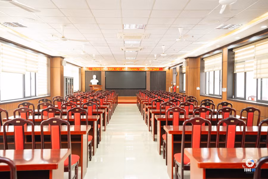 Bảng vàng thành tích hơn 40 năm của Chuyên Hùng Vương đã ghi danh 21 học sinh dự thi, đạt giải Olympic quốc tế và khu vực; trong đó chỉ tính riêng từ năm 2019 đến năm 2023 (5 năm liên tiếp) đã có 9 huy chương và bằng khen, với: 2 huy chương Bạc quốc tế (môn Sinh học, Tin học); 3 huy chương Đồng quốc tế (môn Sinh học); 1 bằng khen quốc tế; 1 huy chương Vàng, 2 huy chương Bạc Olympic khu vực Châu Âu, Châu Á Thái Bình Dương. Đây là thành tích đặc biệt xuất sắc làm rạng danh lịch sử nhà trường.