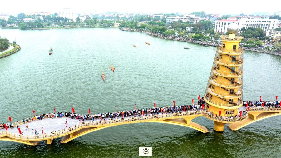 Giải Bơi chải thành phố Việt Trì mở rộng năm 2024 có 9 đội tranh tài tại Hồ Công viên Văn Lang, thành phố Việt Trì với cự ly 2,6km, có quay vòng 1,3 km (ảnh: Tùng Vy).