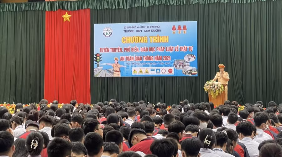 Thiếu tá Nguyễn Mạnh Linh - Cán bộ Đội CSGT Tam Dương tuyên truyền Luật Giao thông đường bộ tại Trường THPT Tam Dương.