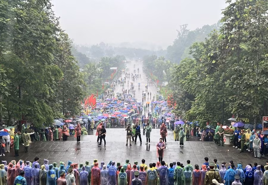Theo Ban tổ chức lễ hội, ngày 18/4 có khoảng 500.000 du khách về dự lễ hội.