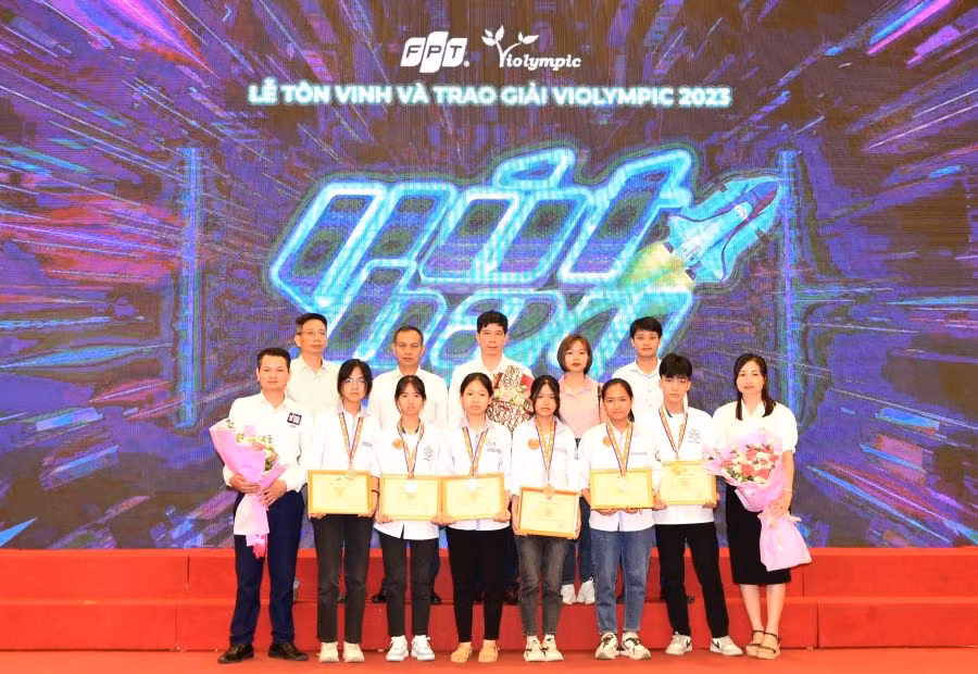 Đoàn CBQL, GV, HS trường THCS Trung Nguyên tại lễ trao giải Violympic Quốc Gia năm 2023 tại Trung tâm Hội nghị Quốc gia Mỹ Đình.