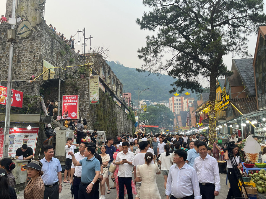 Rất đông người dân và du khách trải nghiệm tuyến phố đi bộ trong ngày khai trương.