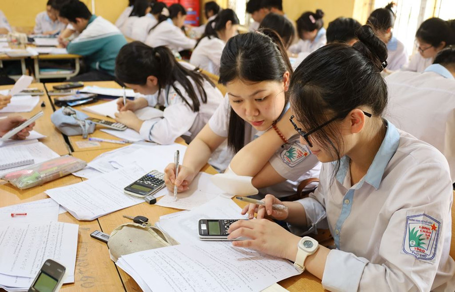 Học sinh Trường THPT Long Châu Sa chăm chú ôn tập. Học sinh Trường THPT Long Châu Sa chăm chú ôn tập.