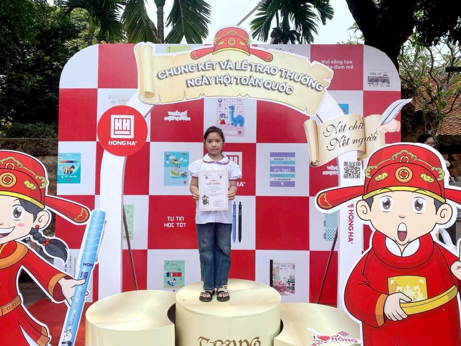 Em Hà Kiều Trang - Học sinh lớp 2A1, trường Tiểu học Hùng Vương (TX Phú Thọ) đoạt giải Nhì Ngày hội viết chữ đẹp “Nét chữ - Nết người” năm học 2023 - 2024. Em Hà Kiều Trang - Học sinh lớp 2A1, trường Tiểu học Hùng Vương (TX Phú Thọ) đoạt giải Nhì Ngày hội viết chữ đẹp “Nét chữ - Nết người” năm học 2023 - 2024.