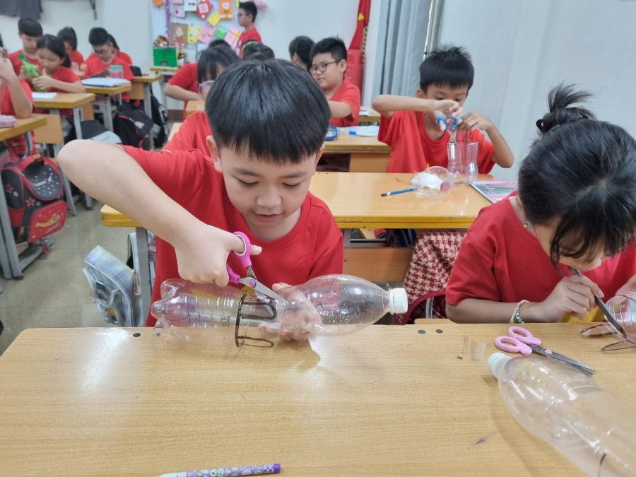 Qua hoạt động giáo dục Stem, học sinh trường Tiểu học Thanh Miếu tự làm ra các sản phẩm hữu ích từ vật dụng sẵn có. Qua hoạt động giáo dục Stem, học sinh trường Tiểu học Thanh Miếu tự làm ra các sản phẩm hữu ích từ vật dụng sẵn có.