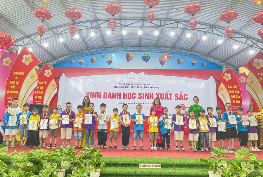 Lãnh đạo Trường Tiểu học Đinh Tiên Hoàng vinh danh khen thưởng học sinh xuất sắc đoạt giải. Lãnh đạo Trường Tiểu học Đinh Tiên Hoàng vinh danh khen thưởng học sinh xuất sắc đoạt giải.