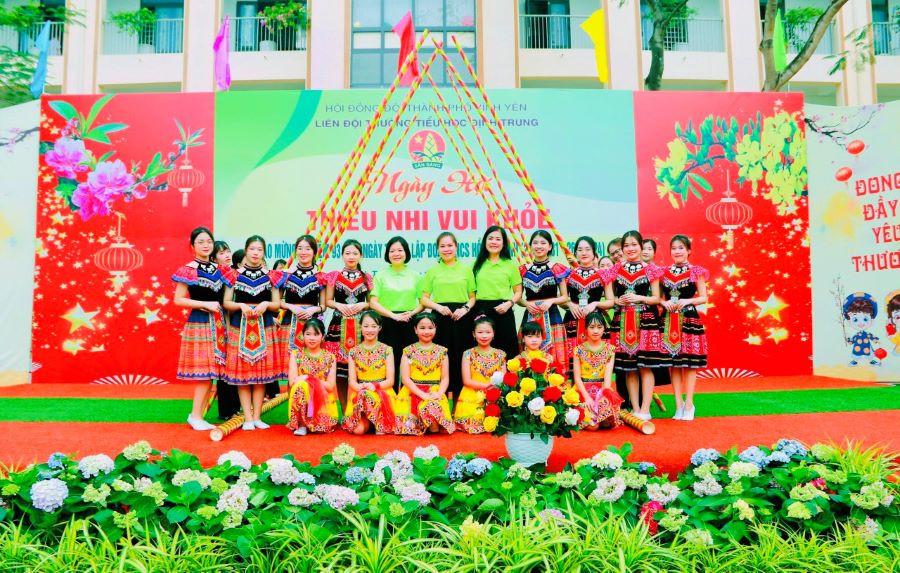 Cán bộ, giáo viên và học sinh Trường Tiểu học Định Trung tại Ngày hội thiếu nhi vui khỏe. Cán bộ, giáo viên và học sinh Trường Tiểu học Định Trung tại Ngày hội thiếu nhi vui khỏe.