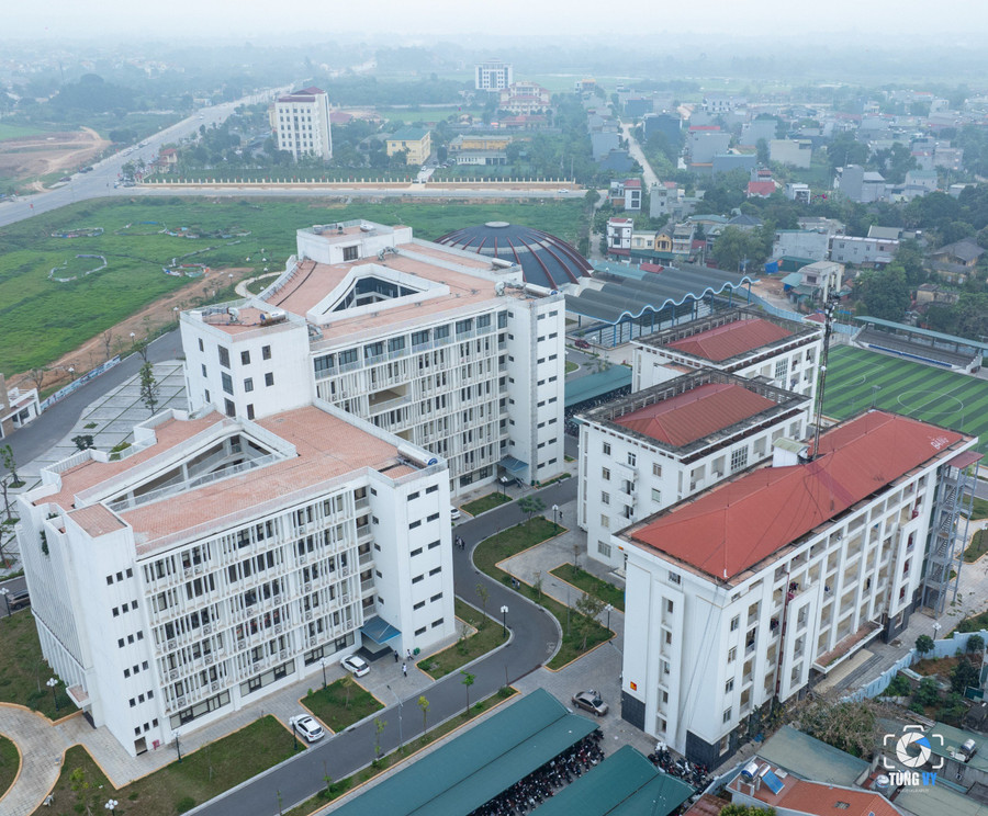 Nhà trường có tổng 145 cán bộ, giáo viên, nhân viên; 100% giáo viên đạt chuẩn trình độ chuyên môn, trong đó hơn 60% đạt trên chuẩn, có 4 cán bộ giáo viên là tiến sĩ. Đảng bộ nhà trường có 99 đảng viên, 4 Chi bộ trực thuộc. Đội ngũ giáo viên của nhà trường là những thầy, cô giáo tài năng, sáng tạo, tận tụy, tâm huyết, luôn tìm tòi đổi mới, nỗ lực bồi dưỡng nâng cao trình độ chuyên môn, nghiệp vụ, tích cực tự học, chủ động trong nghiên cứu khoa học, tiếp cận kỹ thuật dạy học tiên tiến. Nhà trường có tổng 145 cán bộ, giáo viên, nhân viên; 100% giáo viên đạt chuẩn trình độ chuyên môn, trong đó hơn 60% đạt trên chuẩn, có 4 cán bộ giáo viên là tiến sĩ. Đảng bộ nhà trường có 99 đảng viên, 4 Chi bộ trực thuộc. Đội ngũ giáo viên của nhà trường là những thầy, cô giáo tài năng, sáng tạo, tận tụy, tâm huyết, luôn tìm tòi đổi mới, nỗ lực bồi dưỡng nâng cao trình độ chuyên môn, nghiệp vụ, tích cực tự học, chủ động trong nghiên cứu khoa học, tiếp cận kỹ thuật dạy học tiên tiến.