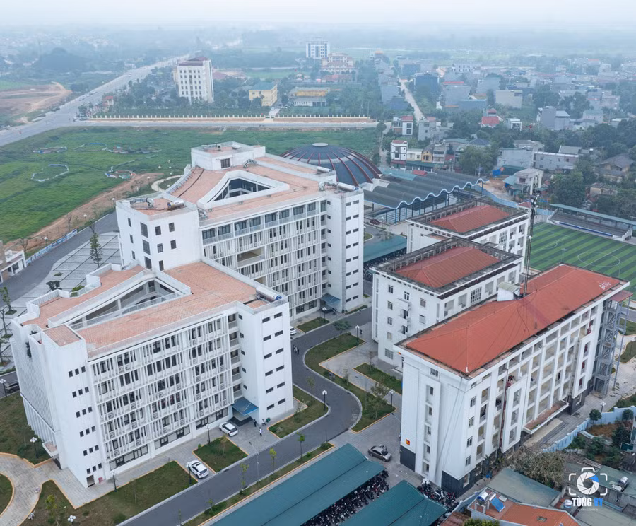 Nhà trường có tổng 145 cán bộ, giáo viên, nhân viên; 100% giáo viên đạt chuẩn trình độ chuyên môn, trong đó hơn 60% đạt trên chuẩn, có 4 cán bộ giáo viên là tiến sĩ. Đảng bộ nhà trường có 99 đảng viên, 4 Chi bộ trực thuộc. Đội ngũ giáo viên của nhà trường là những thầy, cô giáo tài năng, sáng tạo, tận tụy, tâm huyết, luôn tìm tòi đổi mới, nỗ lực bồi dưỡng nâng cao trình độ chuyên môn, nghiệp vụ, tích cực tự học, chủ động trong nghiên cứu khoa học, tiếp cận kỹ thuật dạy học tiên tiến.