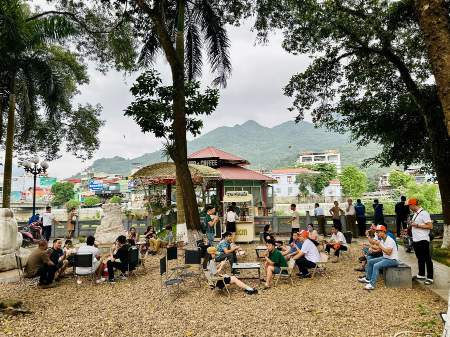 Người dân và khách du lịch thưởng thức món kem độc lạ. Người dân và khách du lịch thưởng thức món kem độc lạ.