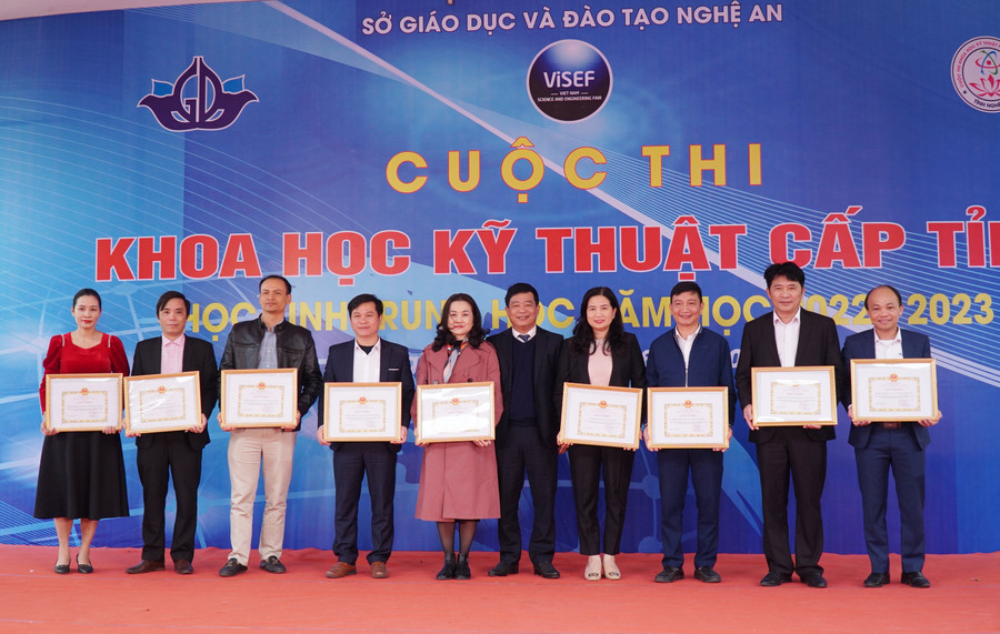 Ban tổ chức trao giải cho 9 tập thể đóng góp thành tích xuất sắc tại cuộc thi. Ban tổ chức trao giải cho 9 tập thể đóng góp thành tích xuất sắc tại cuộc thi.