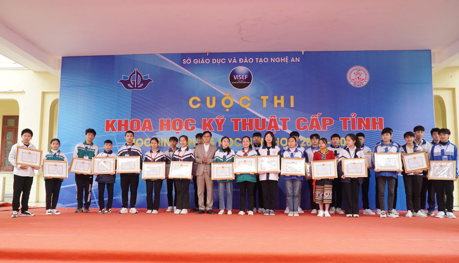 Cuộc thi năm nay, nhiều học sinh dân tộc thiểu số, học tập tại 5 huyện miền núi cao tỉnh Nghệ An cũng tham gia và đạt giải. Cuộc thi năm nay, nhiều học sinh dân tộc thiểu số, học tập tại 5 huyện miền núi cao tỉnh Nghệ An cũng tham gia và đạt giải.