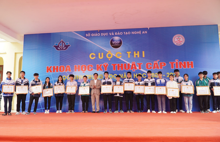 Ban tổ chức trao thưởng cho tác giả các dự án đạt giải Nhì tại cuộc thi. Ban tổ chức trao thưởng cho tác giả các dự án đạt giải Nhì tại cuộc thi.