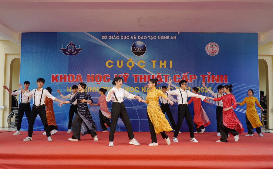 Chương trình nghệ thuật tại lễ bế mạc do học sinh Trường THPT Lê Viết Thuật (TP Vinh, Nghệ An biểu diễn. Chương trình nghệ thuật tại lễ bế mạc do học sinh Trường THPT Lê Viết Thuật (TP Vinh, Nghệ An biểu diễn.