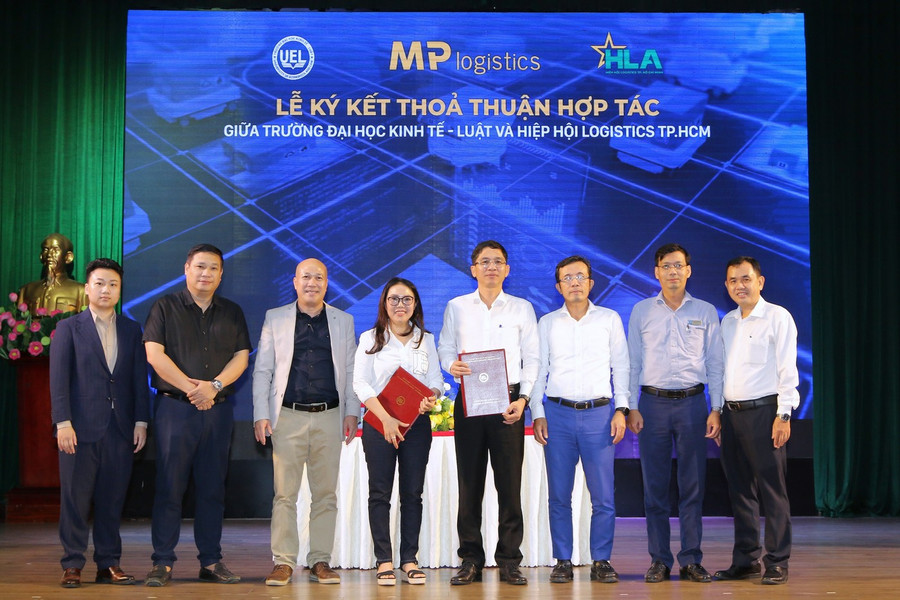 PGS.TS Hoàng Công Gia Khánh - Hiệu trưởng UEL và bà Đặng Minh Phương - Chủ tịch HLA thực hiện nghi thức ký kết. Ảnh: Linh Phương PGS.TS Hoàng Công Gia Khánh - Hiệu trưởng UEL và bà Đặng Minh Phương - Chủ tịch HLA thực hiện nghi thức ký kết. Ảnh: Linh Phương