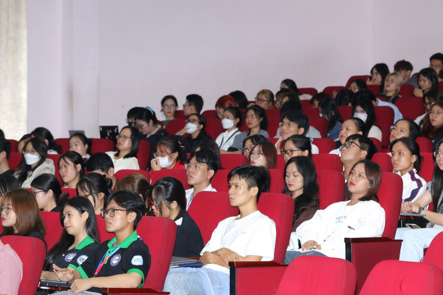 Hơn 500 sinh viên UEL tham gia sự kiện. Ảnh: Linh Phương Hơn 500 sinh viên UEL tham gia sự kiện. Ảnh: Linh Phương
